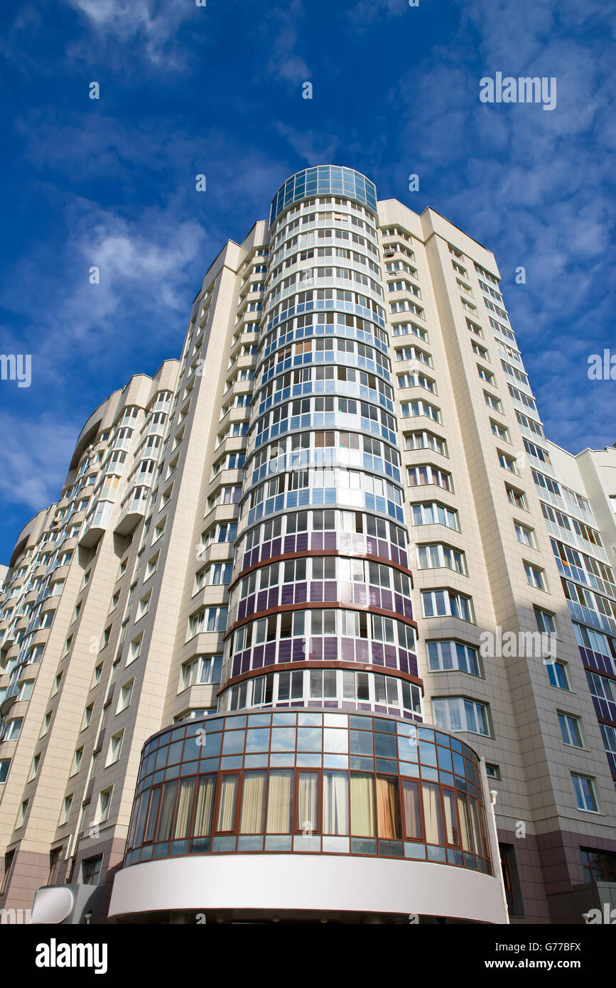 Appartement en copropriété ou immeuble d'architecture moderne dans la ville au centre-ville Banque D'Images