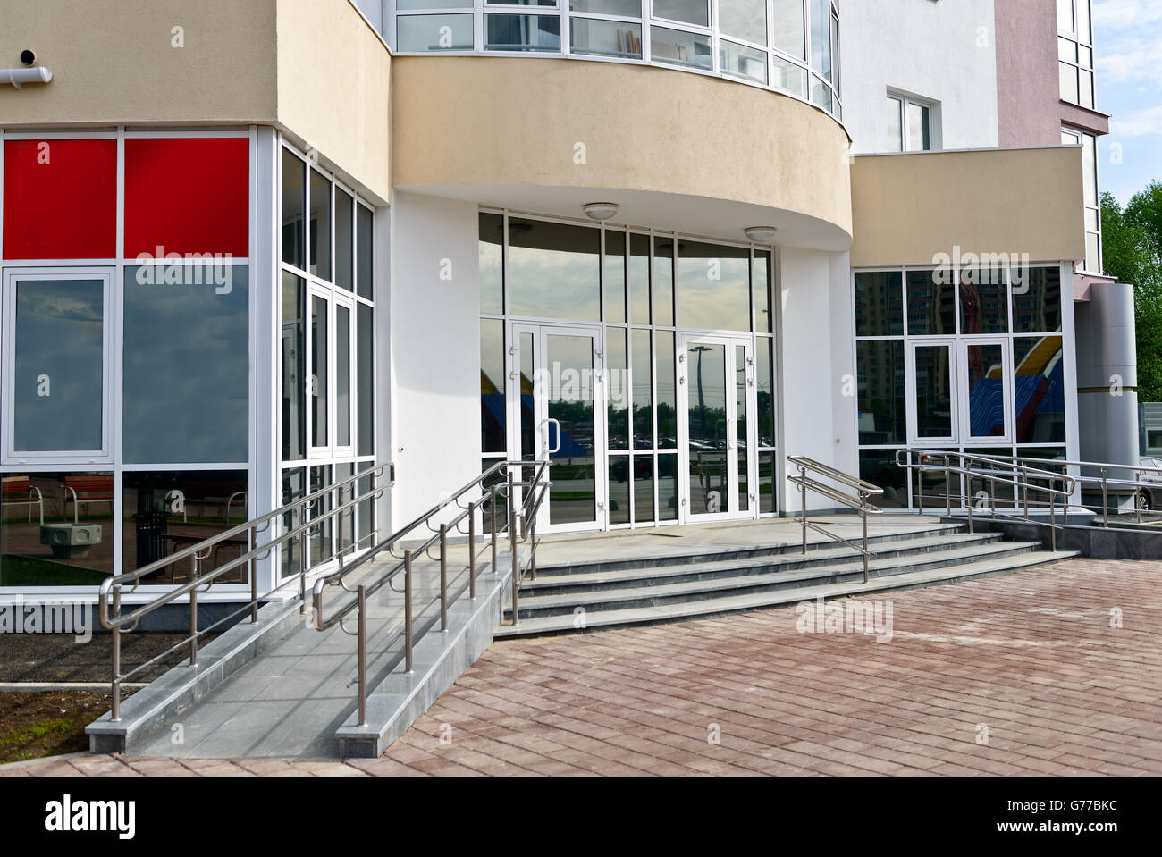 Entrée d'immeuble avec portes en verre Banque D'Images