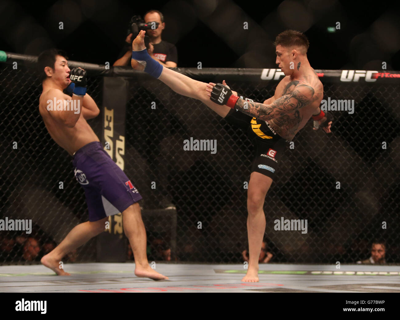 Norman Parke (à droite), en Irlande du Nord, lors de la division légère de l'UFC, affronte Naoyuki Kotani lors de la nuit de combat de l'UFC à l'O2 à Dublin. Banque D'Images