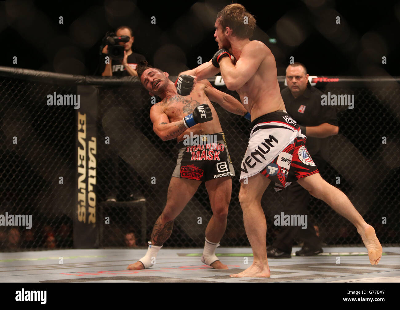 Ian McCall DES ÉTATS-UNIS (à gauche) contre Brad Pickett de l'Angleterre lors de leur combat en poids de mouche à la nuit de combat de l'UFC à l'O2 à Dublin. Banque D'Images