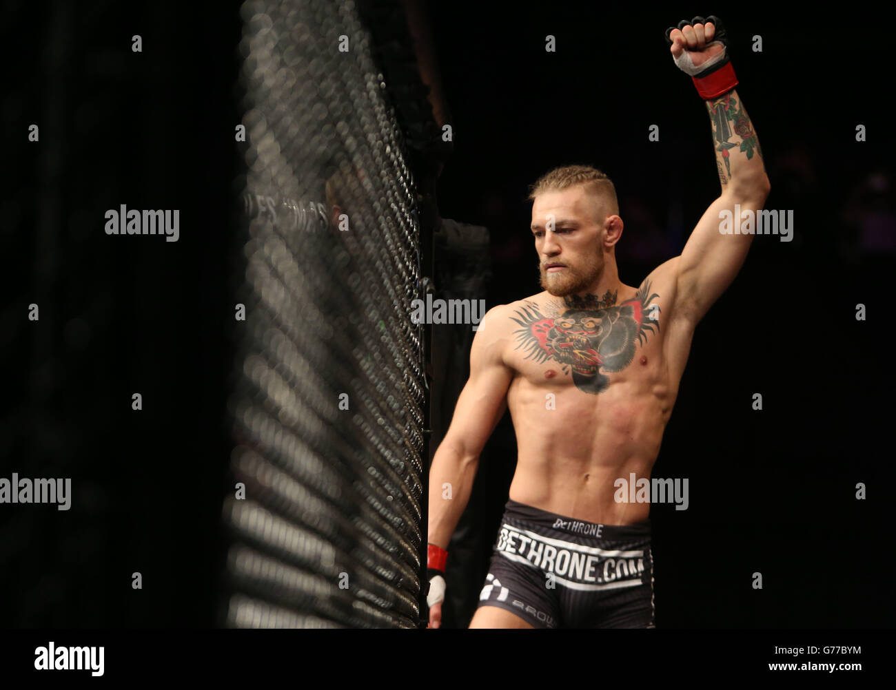 Connor McGregor, irlandais, arrive pour son combat en Featherweight de 5 tours contre Diego Brandao, brésilien, lors de la nuit de combat de l'UFC à l'O2 à Dublin. Banque D'Images