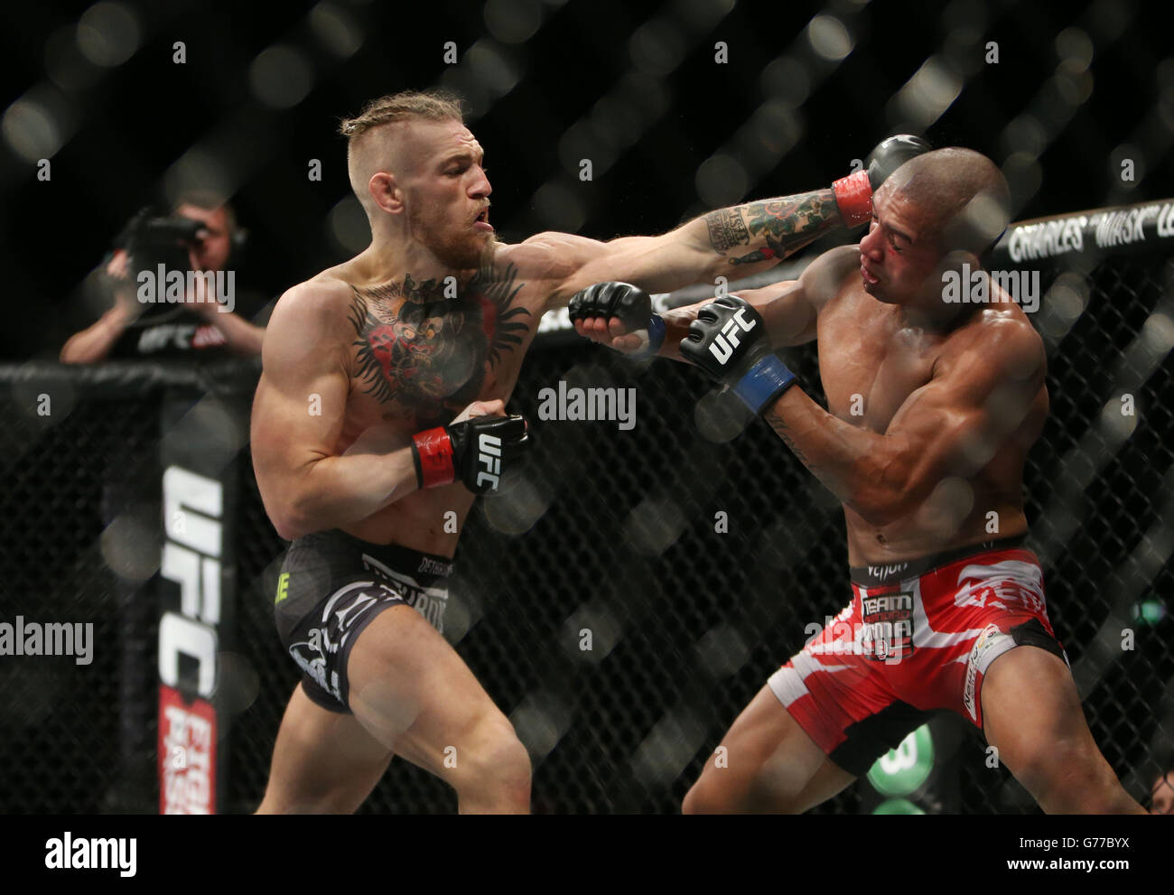 Connor McGregor en Irlande (à gauche) contre Diego Brandao au Brésil lors de leur combat en Featherweight de 5 tours à la nuit de combat de l'UFC à l'O2 à Dublin. Banque D'Images