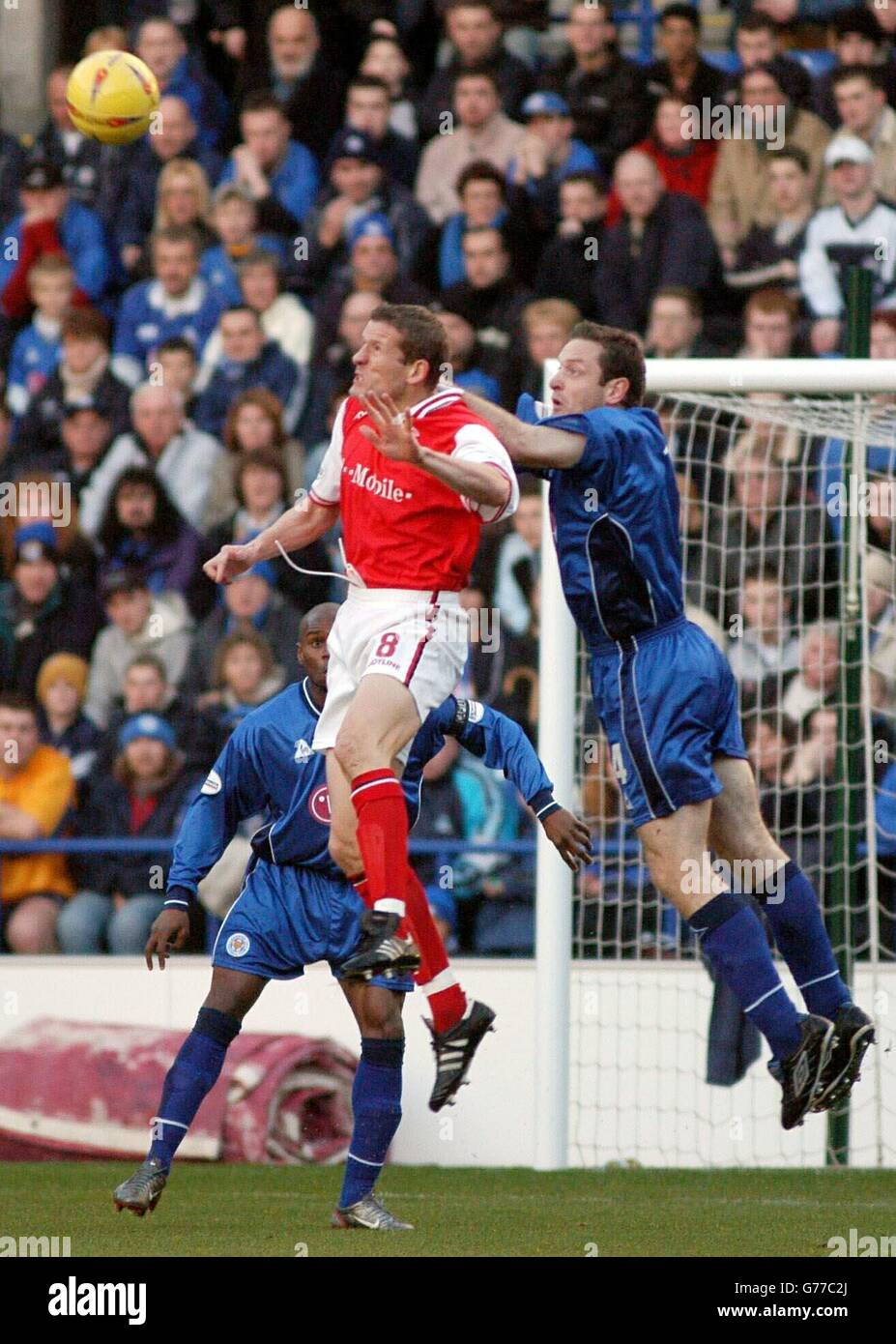 Gerry Taggart (R) de Leicester City et Chris Swailes de Rotherham vont monter pour le ballon de haut niveau lors de leur match de la FA Nationwide League Division One au stade de Leicester's Walker à Leicester. PAS D'UTILISATION DU SITE WEB DU CLUB OFFICIEUX. Banque D'Images