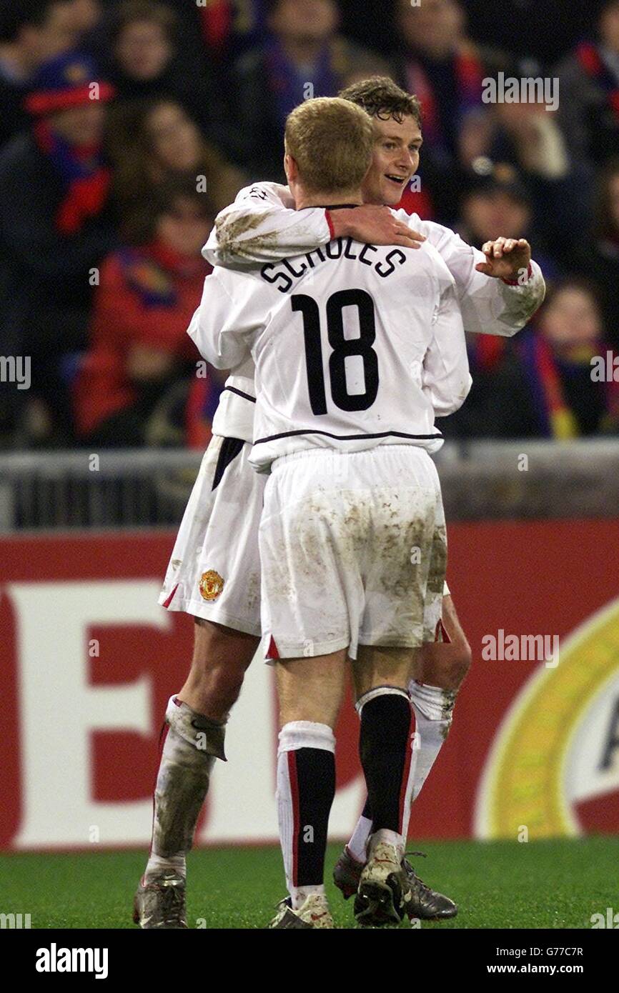 Ole Gunnar Solskjaer de Manchester United (à droite) célèbre le troisième but de United avec Paul Scholes lors du deuxième match du groupe D de la Ligue des champions au stade de Saint Jakob, en Suisse.United a gagné 3.1. Banque D'Images