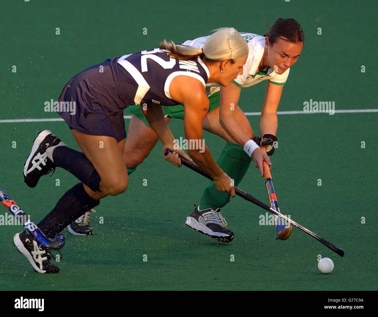 Arlene Boyles (à droite), de l'Irlande, a affronté Nikki Hudson, de l'Australie, lors du match de billard B de la 10e coupe du monde des femmes au stade de hockey de Perth, sur le campus universitaire de Curtin, en Australie occidentale. Banque D'Images