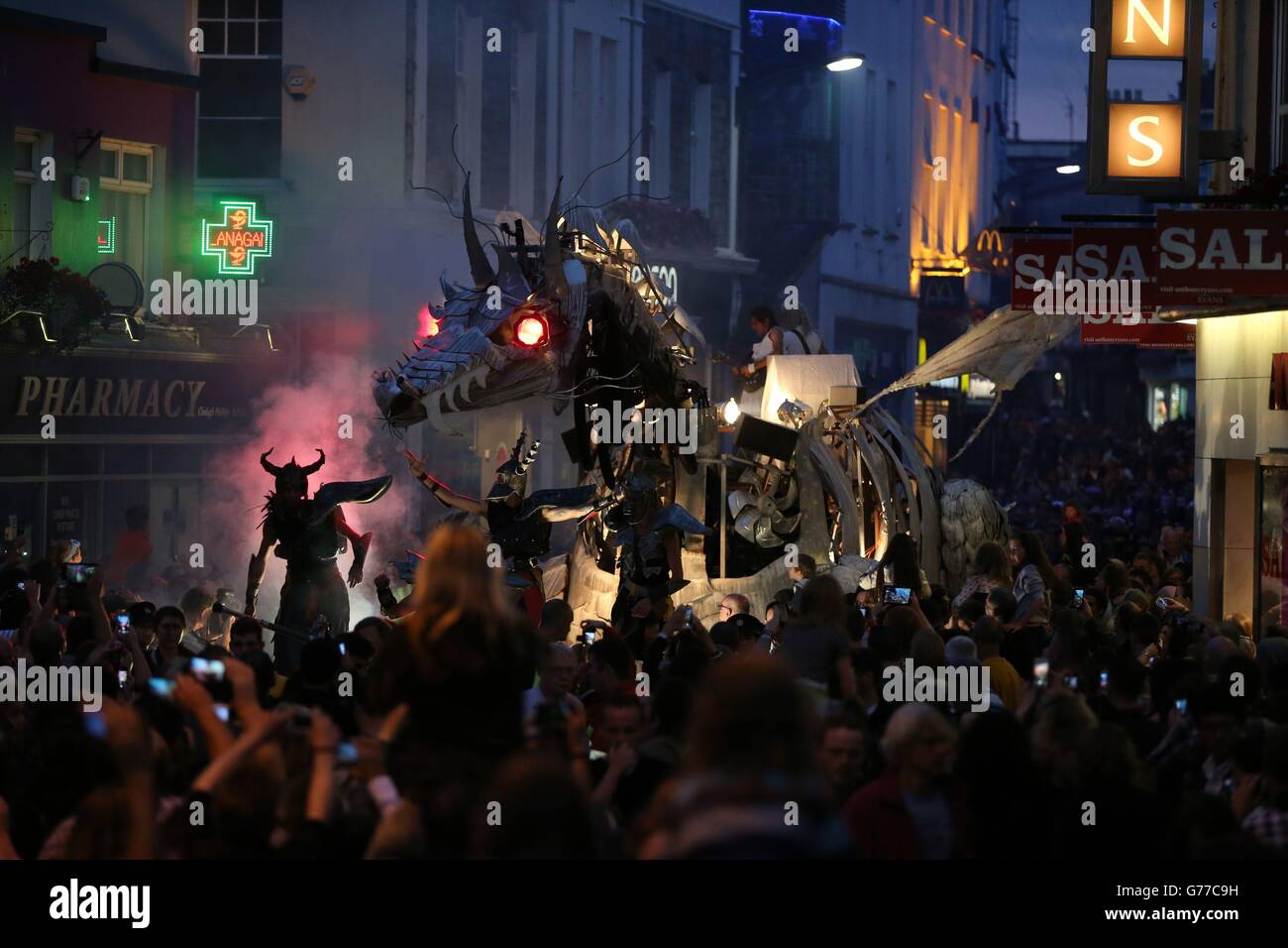 Acrobatique, pyromotechnie et dragons géants en mouvement, avec les sons d'une partition de rock-opéra jouée par des musiciens en direct dans un spectacle appelé 'Dragonus' dans les rues de Galway dans le cadre du Galway International Arts Festival. Banque D'Images