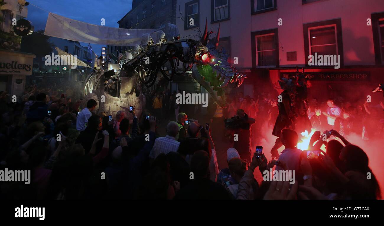 Acrobatique, pyromotechnie et dragons géants en mouvement, avec les sons d'une partition de rock-opéra jouée par des musiciens en direct dans un spectacle appelé 'Dragonus' dans les rues de Galway dans le cadre du Galway International Arts Festival. Banque D'Images