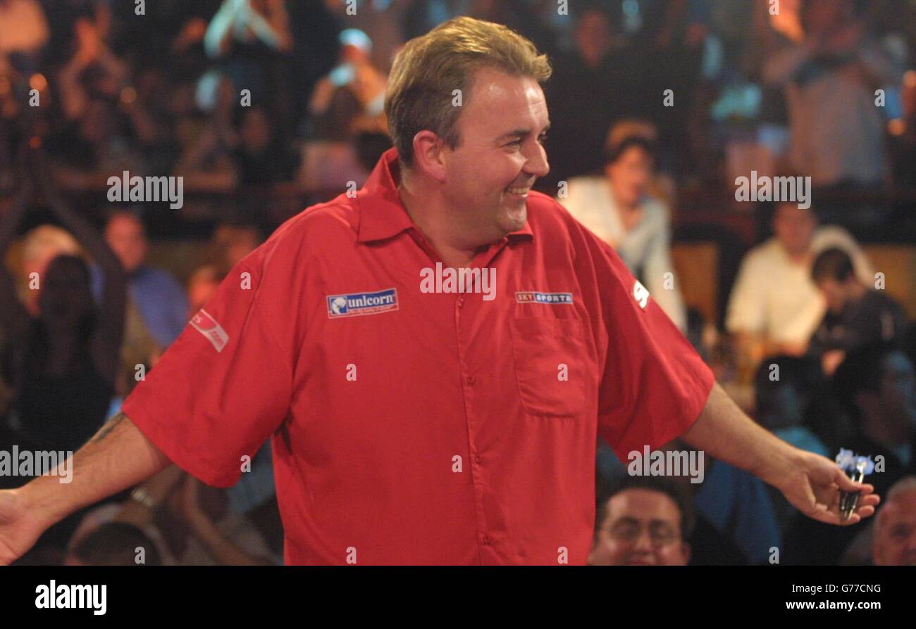 Phil Taylor célèbre son entrée dans la finale des championnats du monde de fléchettes, après avoir battu Alan Warriner 6-1, au Circus Tavern, Purfleet. Taylor continue à rencontrer le canadien John part demain après part bea Kevin 'l'artiste' Peintre. Banque D'Images