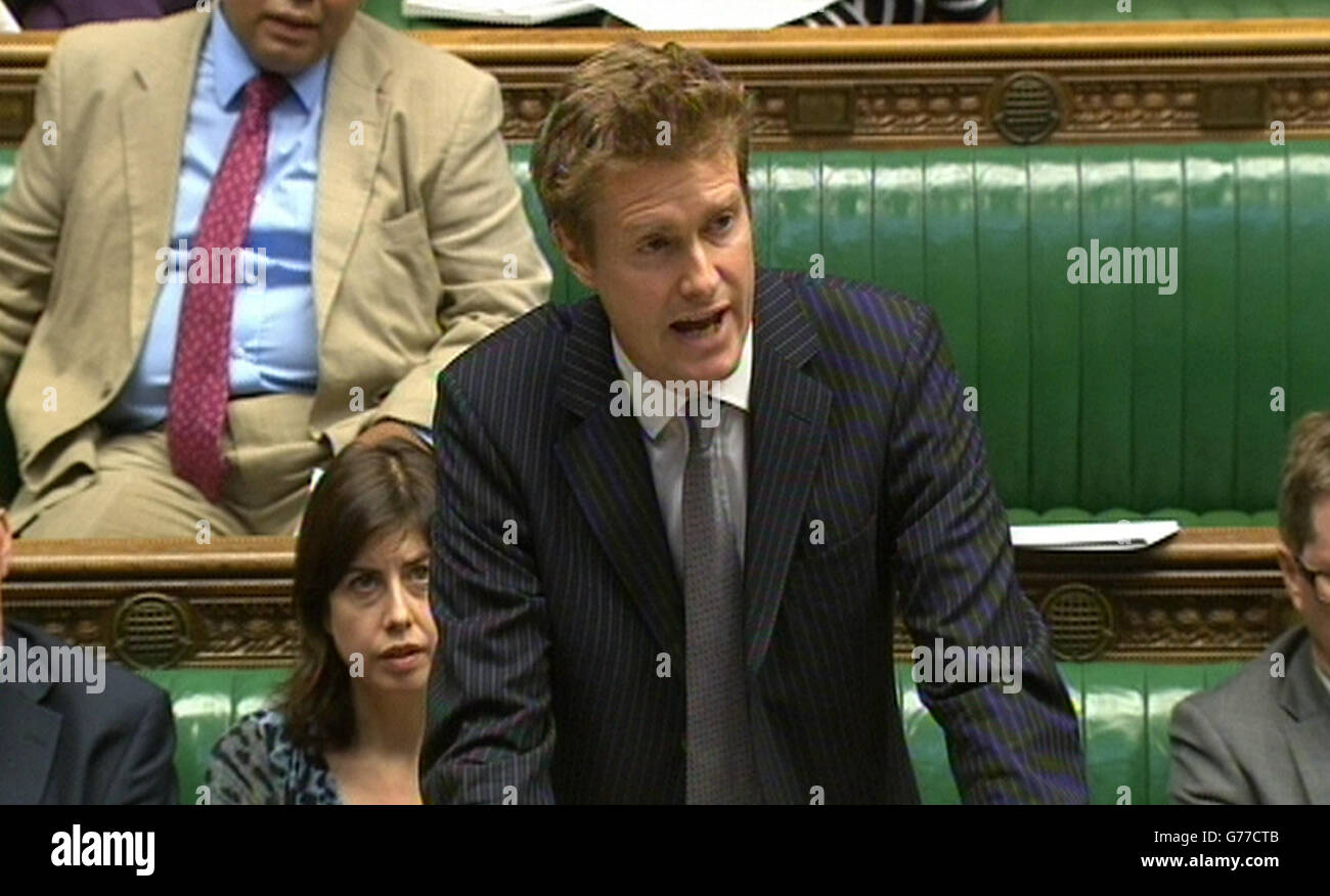 Le secrétaire d'État fantôme à l'éducation, Tristram Hunt, réagit à la secrétaire à l'éducation, Nicky Morgan, en disant aux députés que les conclusions de Peter Clarke sur les allégations du cheval de Troie « sont en train de s'assombrir » et montrent la preuve d'un effort déterminé pour prendre le contrôle d'un petit nombre d'écoles de Birmingham, à la Chambre des communes de Londres. Banque D'Images