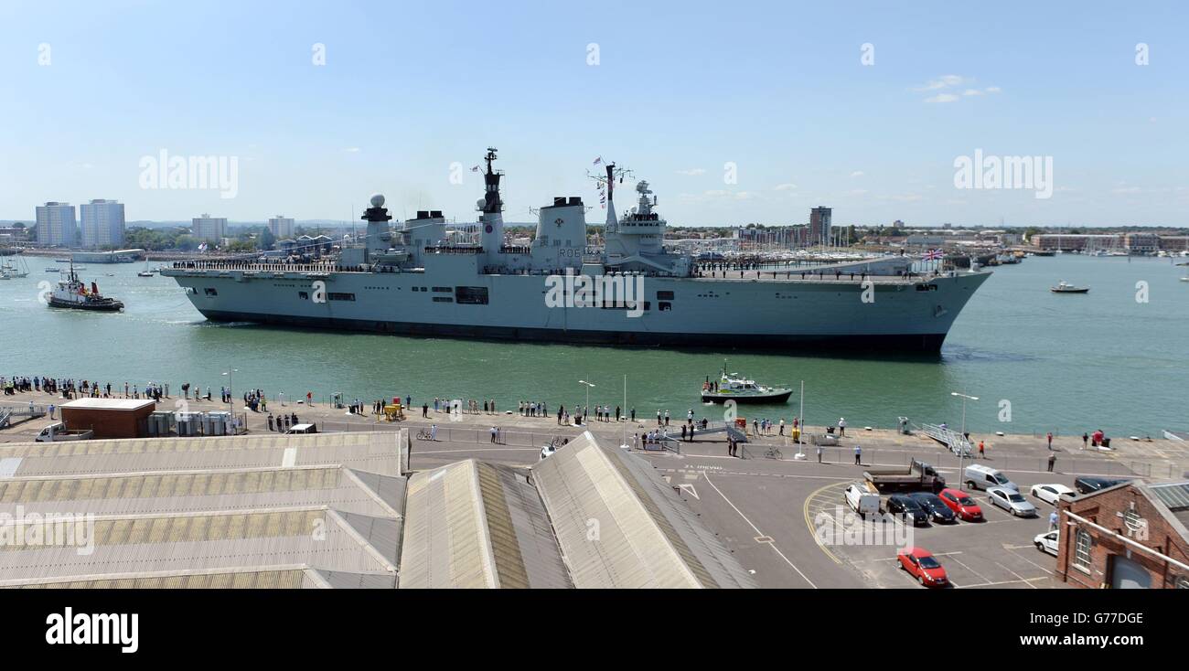 HMS se rendit dans son port d'attache de Portsmouth pour la dernière fois avant d'être à la retraite le mois prochain. Banque D'Images