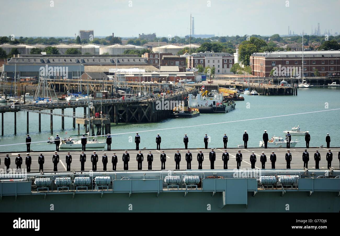 Les membres de l'équipage font la queue de l'illustre HMS alors qu'elle navigue dans son port d'attache de Portsmouth pour la dernière fois avant d'être à la retraite le mois prochain. Banque D'Images