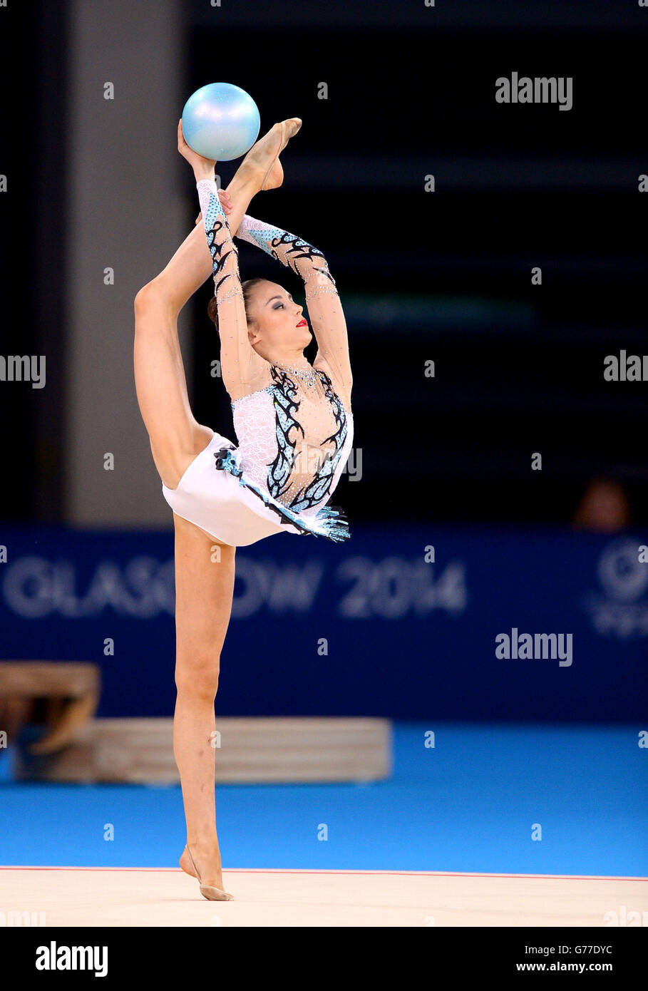 Laura Halford, du pays de Galles, participe à la finale de l'équipe de gymnastique rythmique et à la qualification individuelle à SSE Hydro lors des Jeux du Commonwealth de 2014 à Glasgow. Banque D'Images