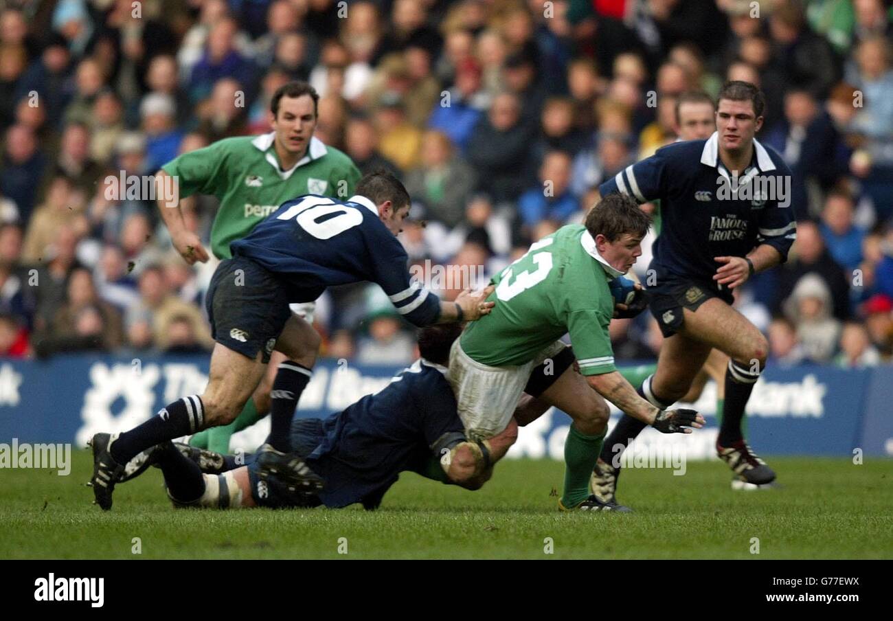 Brian O'Driscoll (au centre à droite), en Irlande, est attaqué par Martin Leslie, en Écosse, lors de la victoire de l'Irlande en 36-6 dans le cadre de son match des RBS 6 Nations à Murrayfield, Édimbourg. Banque D'Images