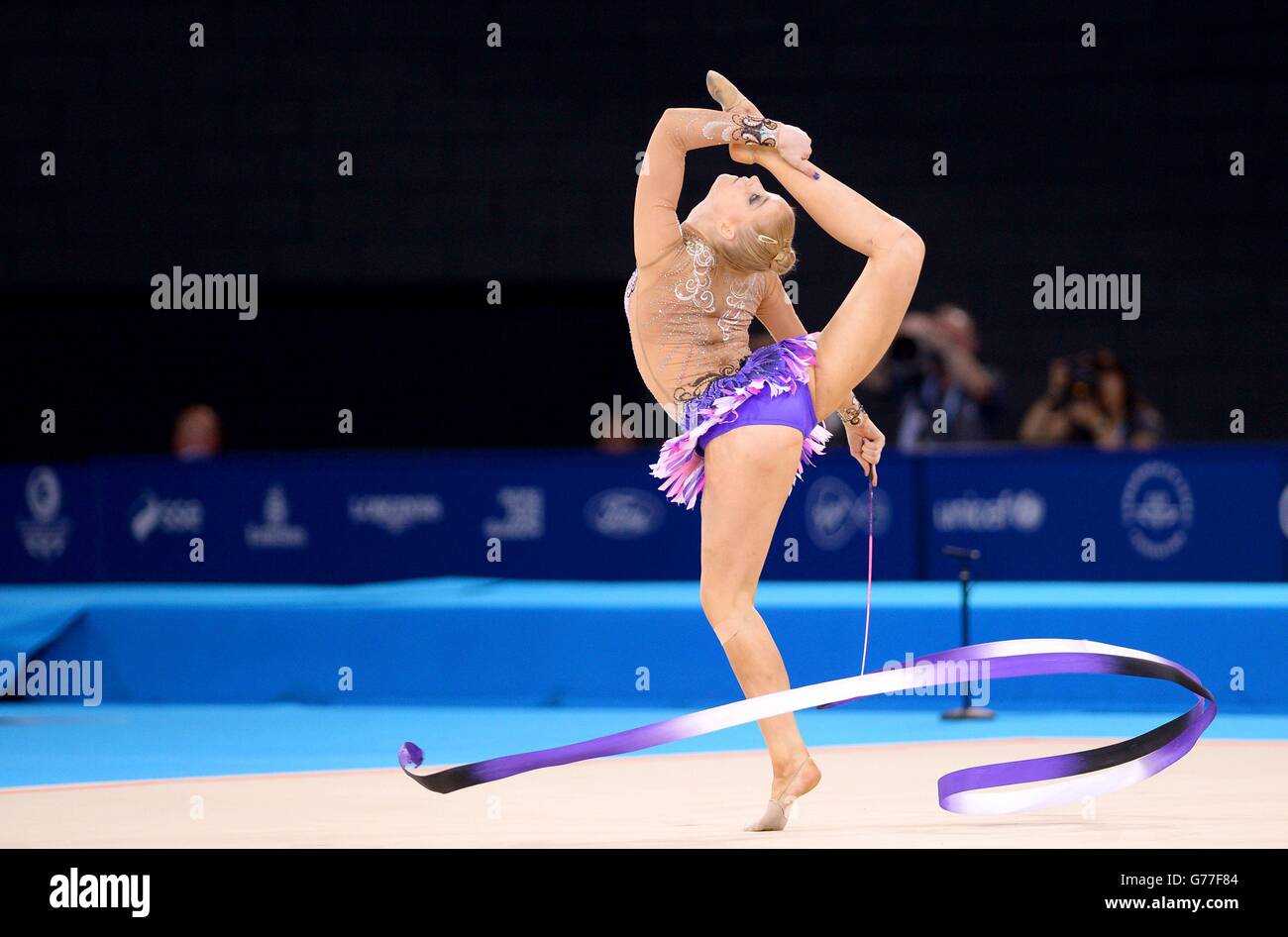 Rebecca Bee, en Écosse, participe à la finale de l'équipe de gymnastique rythmique et à la qualification individuelle à SSE Hydro lors des Jeux du Commonwealth de 2014 à Glasgow. Banque D'Images