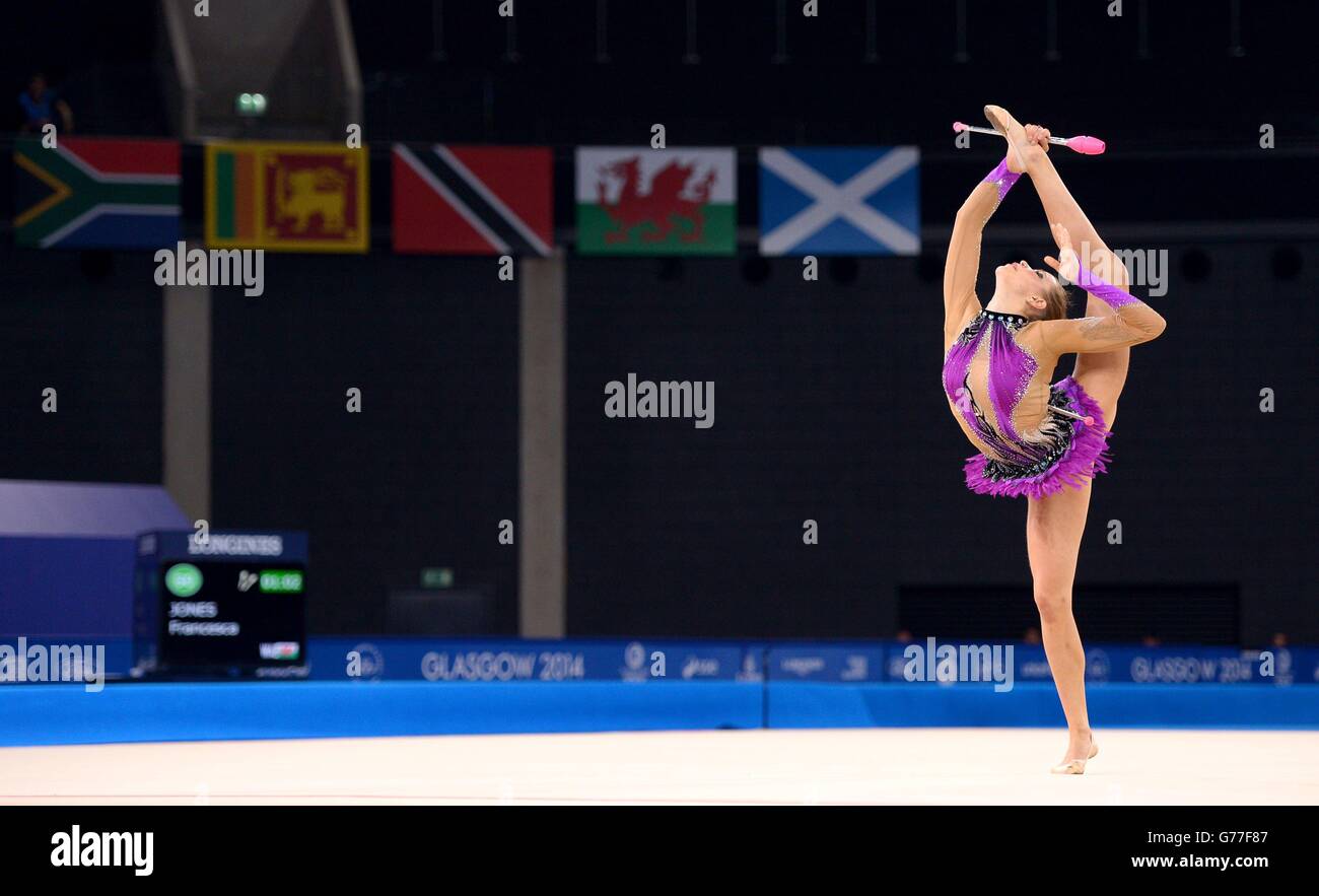 Francesca Jones du pays de Galles participe à la finale de l'équipe de gymnastique rythmique et à la qualification individuelle à SSE Hydro lors des Jeux du Commonwealth de 2014 à Glasgow. Banque D'Images
