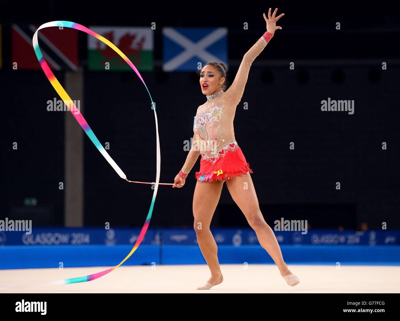 Le Mimi Isabella Cesar d'Angleterre est en compétition lors de la finale de l'équipe de gymnastique rythmique et de la qualification individuelle à l'Hydro SSE lors des Jeux du Commonwealth de 2014 à Glasgow. Banque D'Images