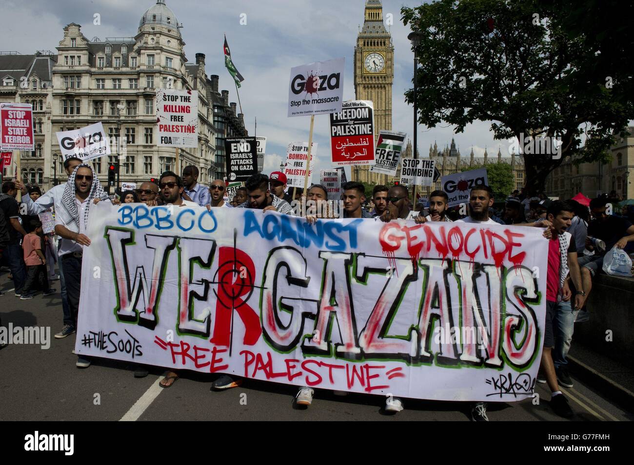 Les manifestants contre une action militaire à Gaza traversent Westminster, dans le centre de Londres. Banque D'Images