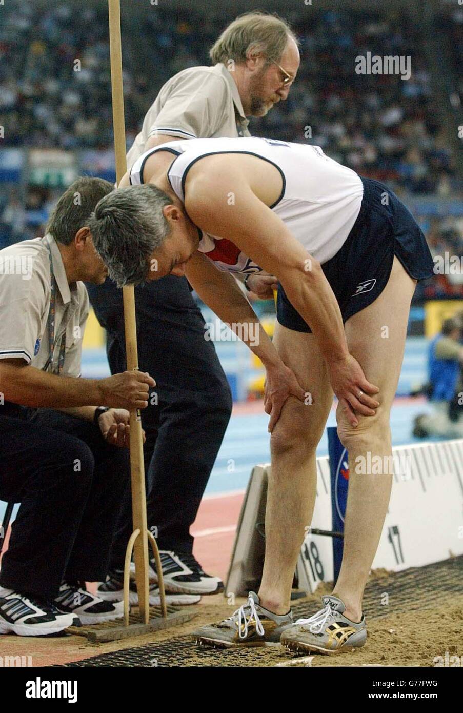 Déception pour Jonathan Edwards après avoir terminé 5ème au triple saut au 9ème Championnat du monde en salle à la NIA, Birmingham. Banque D'Images