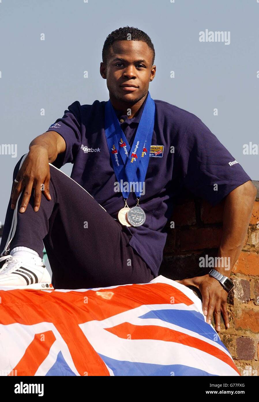 Daniel Caines, double médaillé de Grande-Bretagne, pose avec ses médailles et le drapeau britannique près de la NIA, à Birmingham, après ses exploits aux championnats mondiaux d'athlétisme en salle pendant le week-end. Caines a gagné l'argent dans le 400m et le bronze dans le relais 4x400m. Banque D'Images