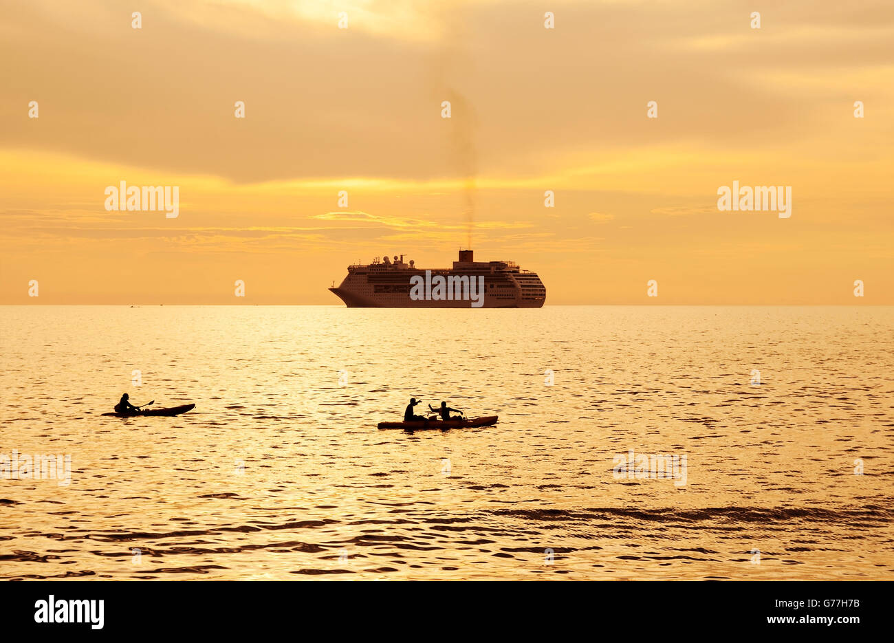 La mer spectaculaire et transports bateau avec couleur de coucher de soleil et la lumière sur le soleil au crépuscule Banque D'Images