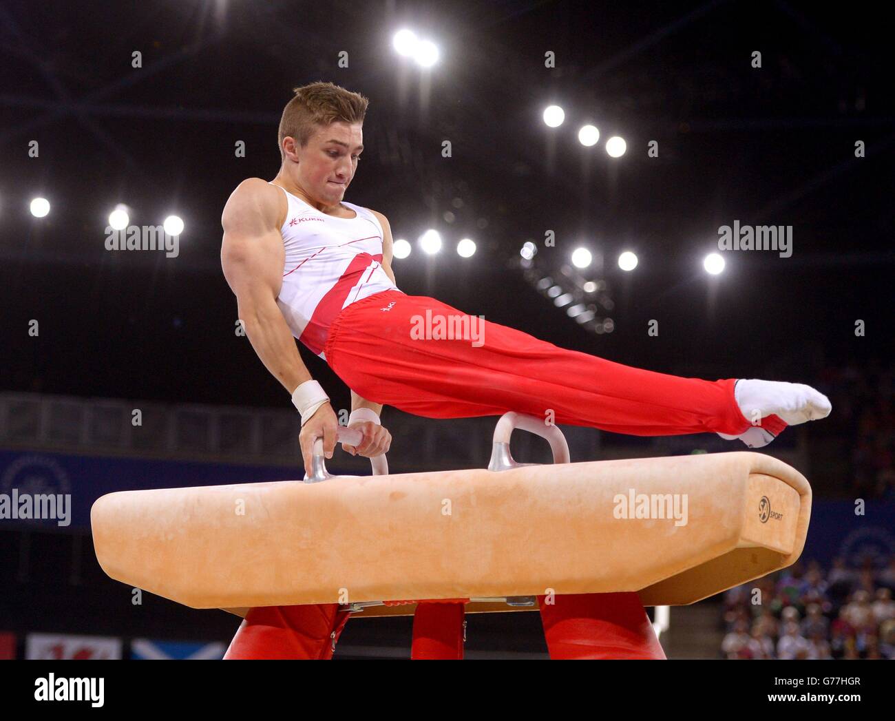 Sam Oldham, en Angleterre, est en compétition sur le cheval Pommel lors de la finale de l'équipe masculine et de la qualification individuelle à l'HYDRO SEE, lors des Jeux du Commonwealth de 2014 à Glasgow. Banque D'Images