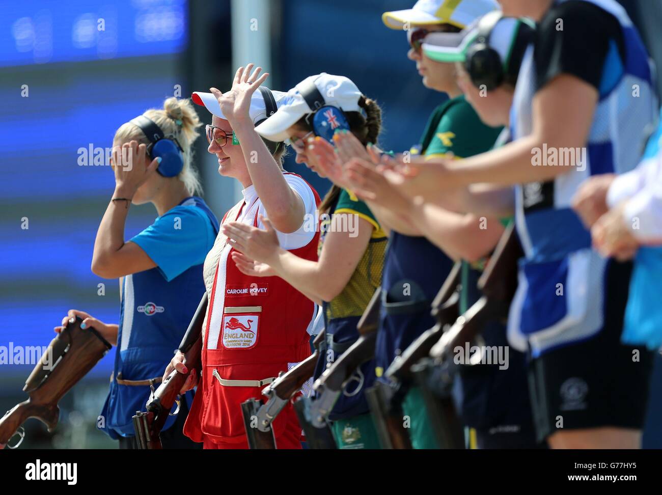 Caroline Povey, en Angleterre, est introduite dans les finales du piège féminin au centre de tir Barry Buddon à Carnoustie, lors des Jeux du Commonwealth de Glasgow 2014. Banque D'Images