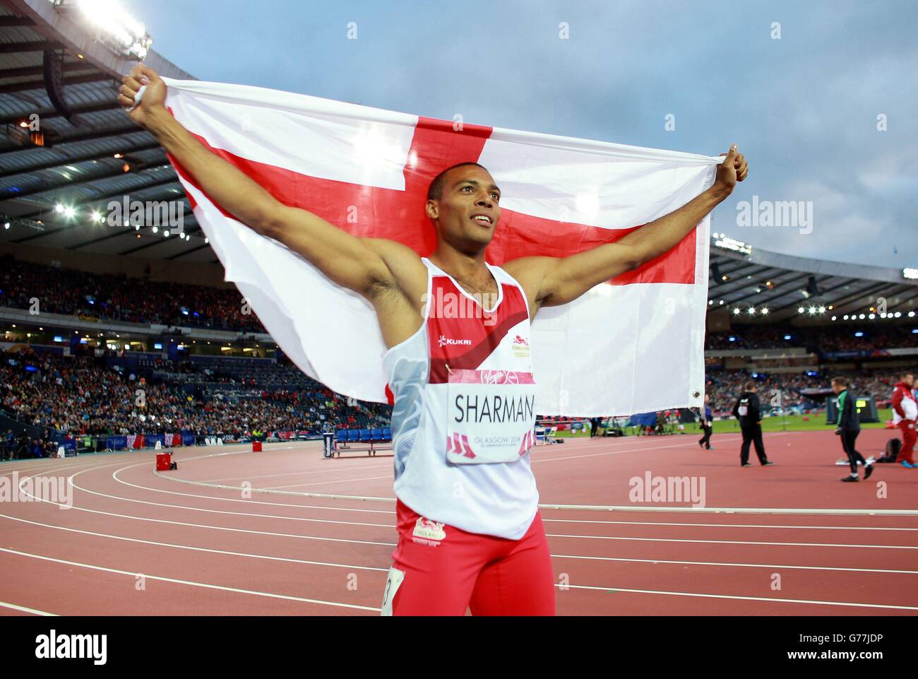 William Sharman, en Angleterre, célèbre la victoire de l'argent dans les 110 m haies des hommes à Hampden Park, lors des Jeux du Commonwealth de 2014 à Glasgow. Banque D'Images