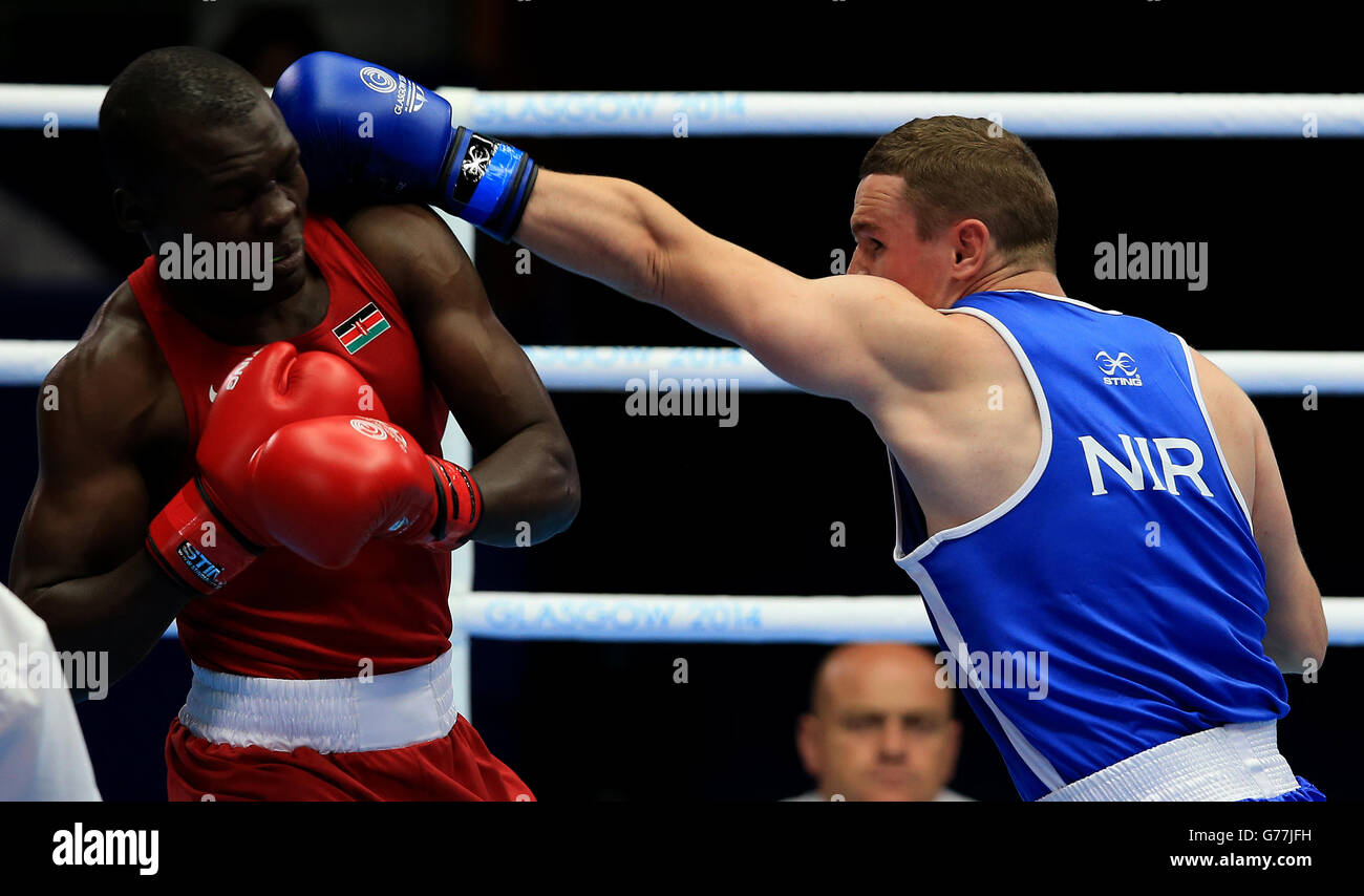 Sean McGlinchy, d'Irlande du Nord, prend Ajowi Elly Ochola, au Kenya, dans le poids léger de 81 kg de mens au SECC, lors des Jeux du Commonwealth de 2014 à Glasgow. APPUYEZ SUR ASSOCIATION photo. Date de la photo: Mardi 29 juillet 2014. Voir PA Story COMMONWEALTH Boxing. Le crédit photo devrait se lire comme suit : Peter Byrne/PA Wire. RESTRICTIONS: . Aucune utilisation commerciale. Pas d'émulation vidéo. Banque D'Images