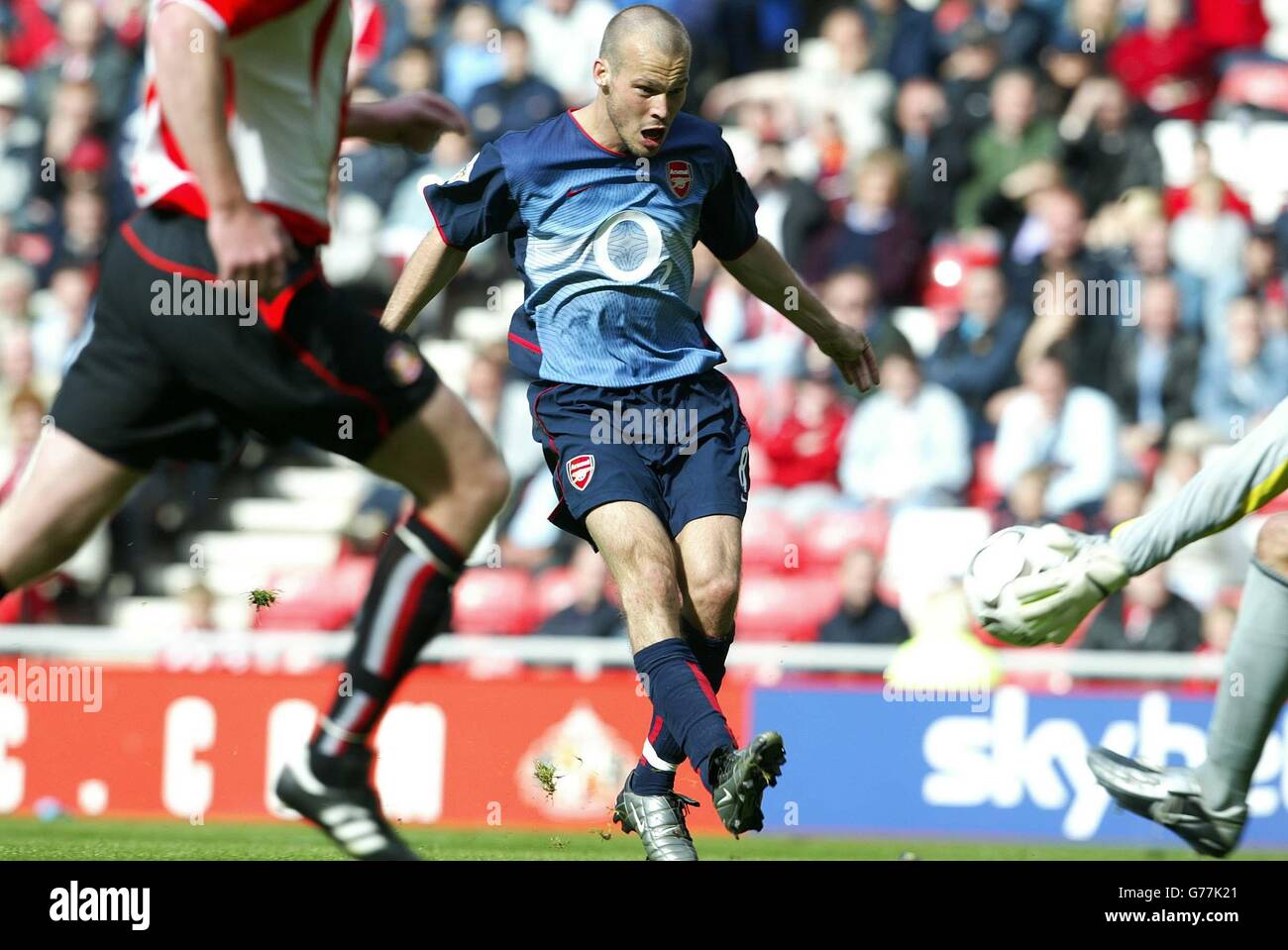 Le Fredrik Ljunberg d'Arsenal s'est hit contre Sunderland lors de son match de First ership FA Barclaycard au stade de Sunderland. Banque D'Images