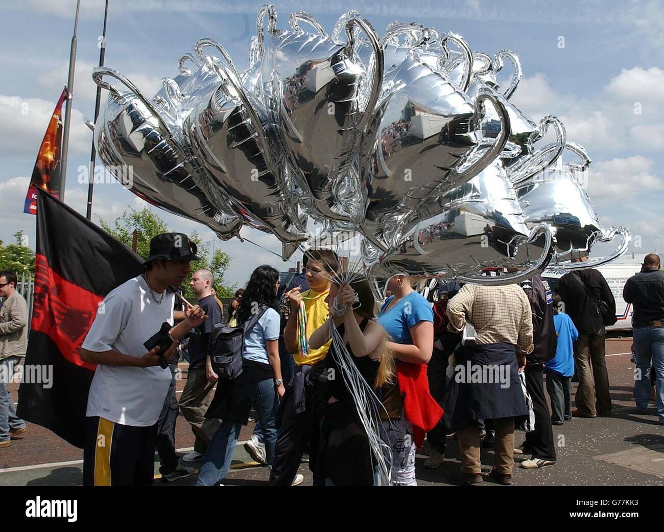 Les supporters de Juventus et de l'AC Milan arrivent à Old Trafford, Manchester, pour la finale de la Ligue des champions de l'UEFA de ce soir. Banque D'Images