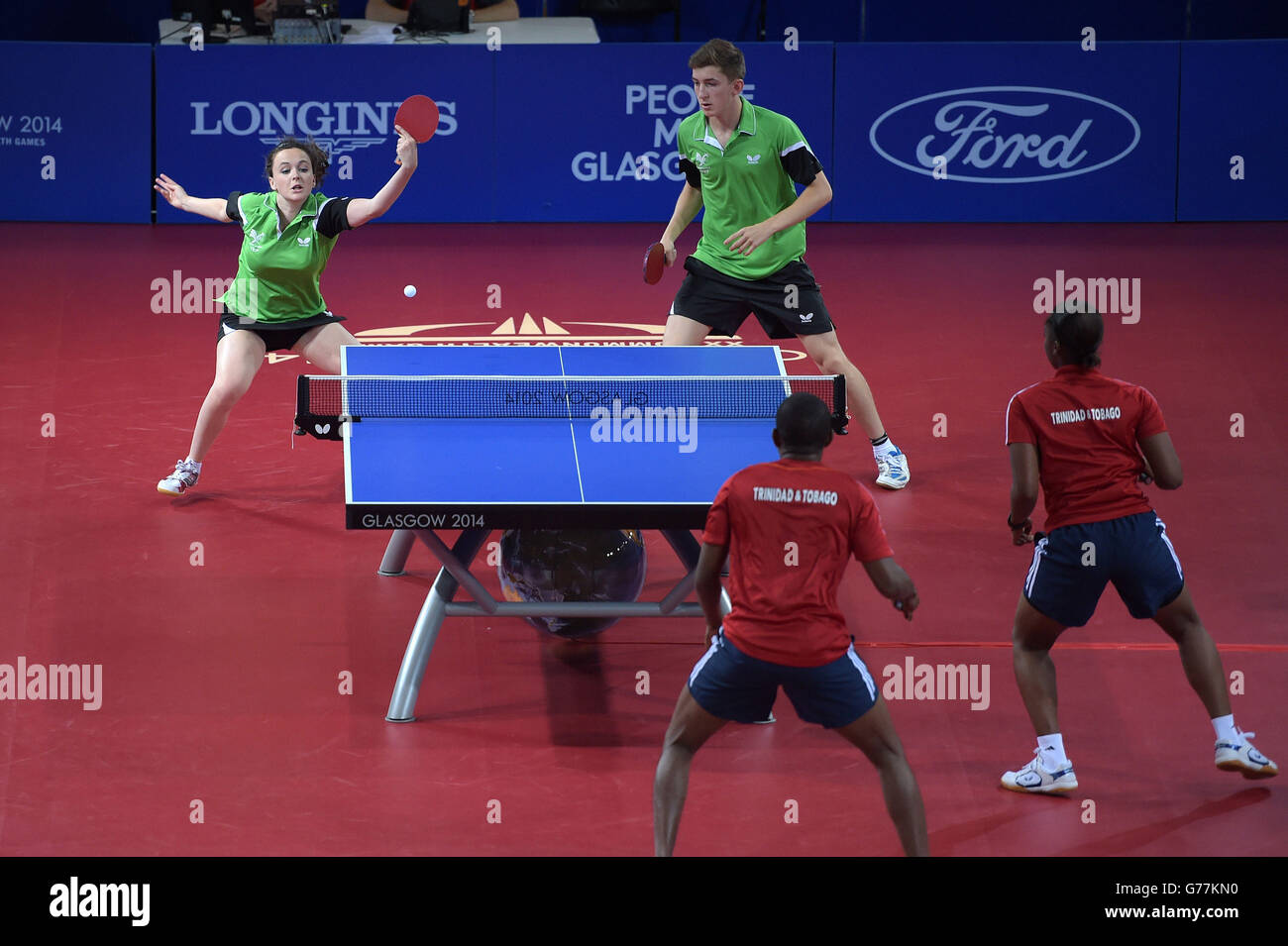 Angharad Phillips et Conor Edwards, pays de Galles, dans les préliminaires de tennis de table au campus sportif de Scotstin, lors des Jeux du Commonwealth de 2014 à Glasgow. Banque D'Images