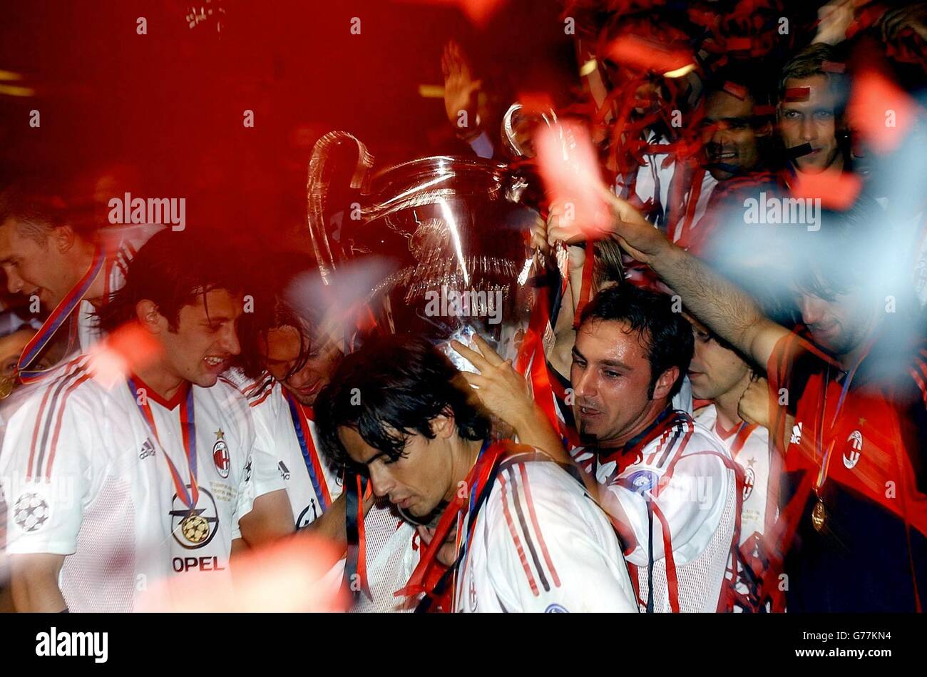 L'AC Milan célèbre sa victoire sur Juventus lorsqu'il remporte la coupe de la Ligue des champions de l'UEFA à Old Trafford, Manchester. Banque D'Images