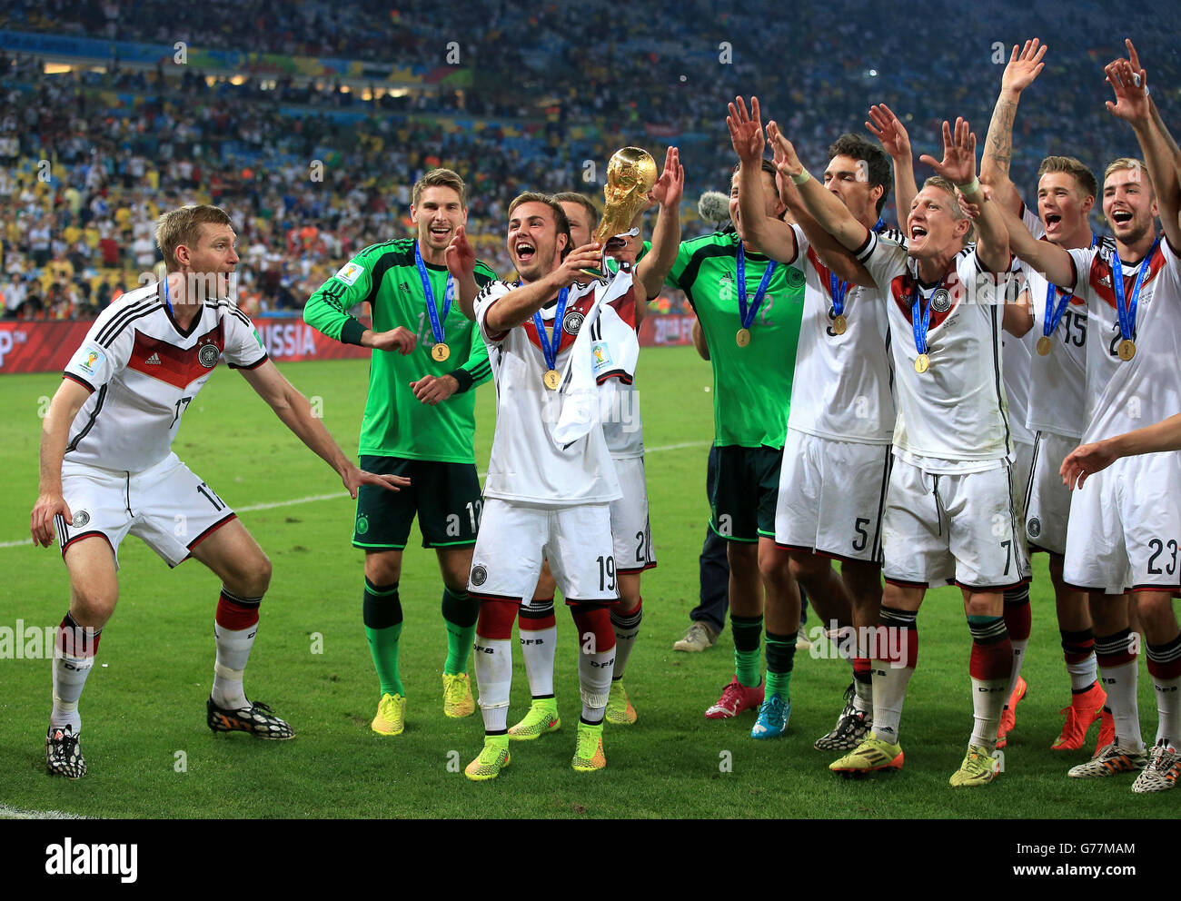 L'Allemagne célèbre comme le gardien de but Mario Gotze détient le trophée suivant Leur victoire finale de la coupe du monde sur l'Argentine Banque D'Images