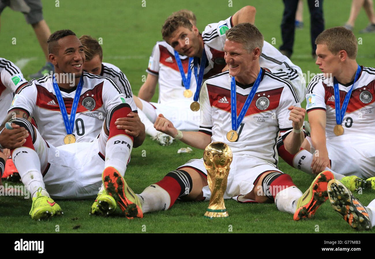 Le Bastian Schweinsteiger (centre) et les coéquipiers d'Allemagne célèbrent avec le trophée Après leur victoire finale de la coupe du monde sur l'Argentine Banque D'Images