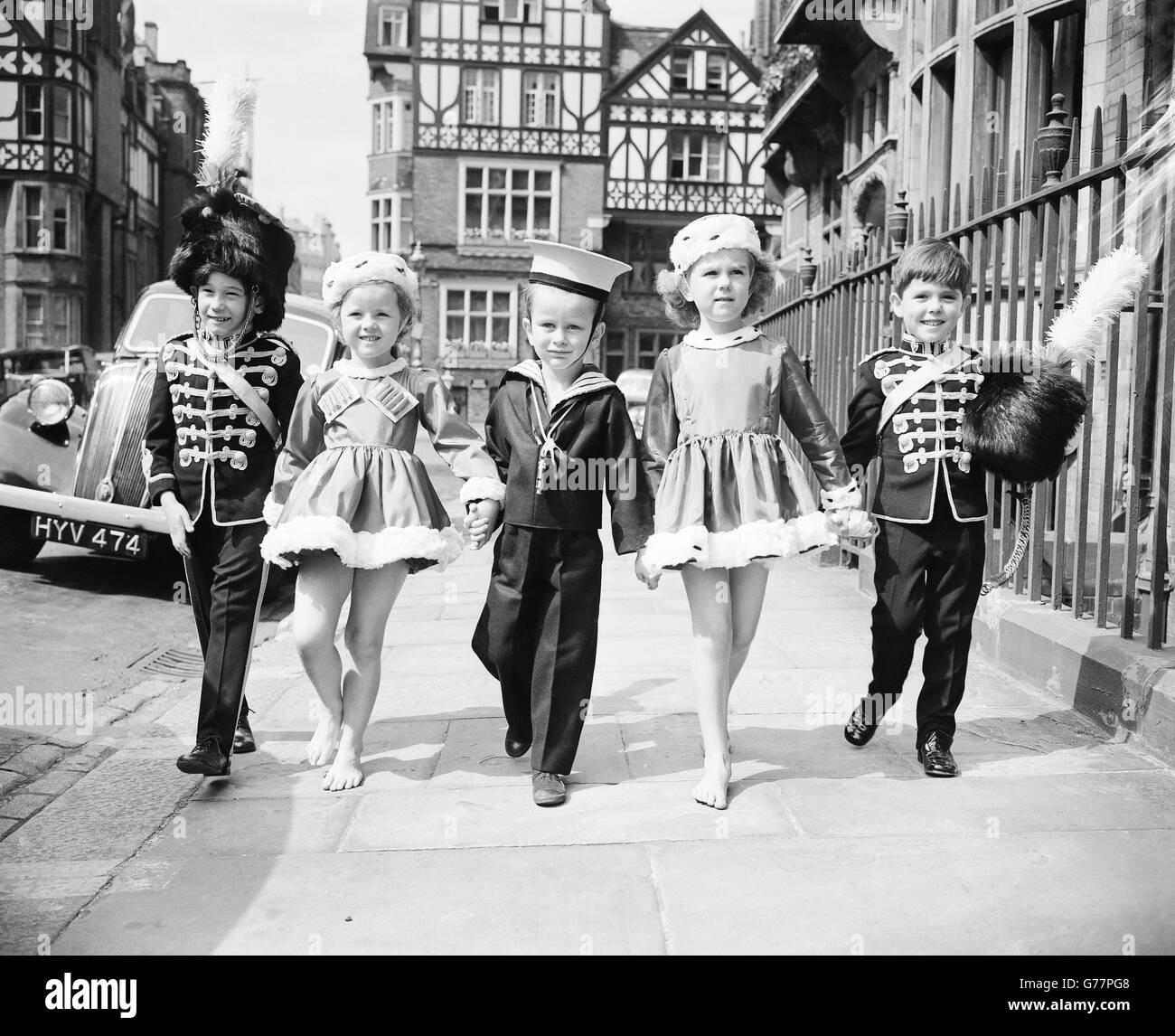 Main dans la main avec leur escorte Army-Navy, les enfants arrivent en costume pour une répétition du matin de Chelsea.(l-r) Raymond Mathias, 6, Stacey Gregg, 6, Richard Parker-Bowles,4, Rosemary McGill, 5, et l'honorableDavid Ward, 5. Banque D'Images