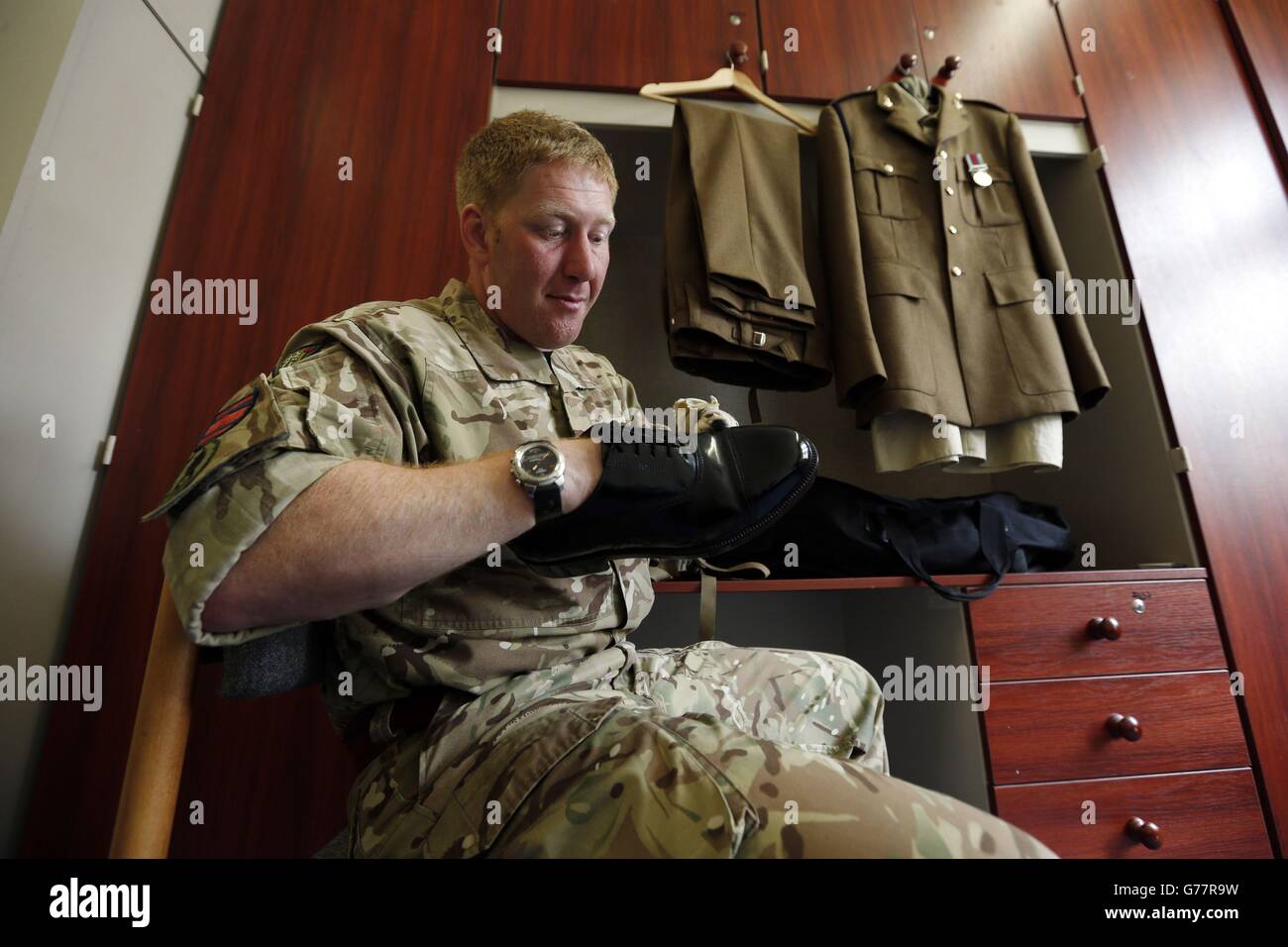 Le Sergent Pete Corker, 39 ans, de Durham, polit ses bottes alors qu'il se prépare à un défilé pour marquer le changement de nom de la seule division blindée de l'armée britannique à Hammersmith Barracks, Herford, Allemagne. Banque D'Images