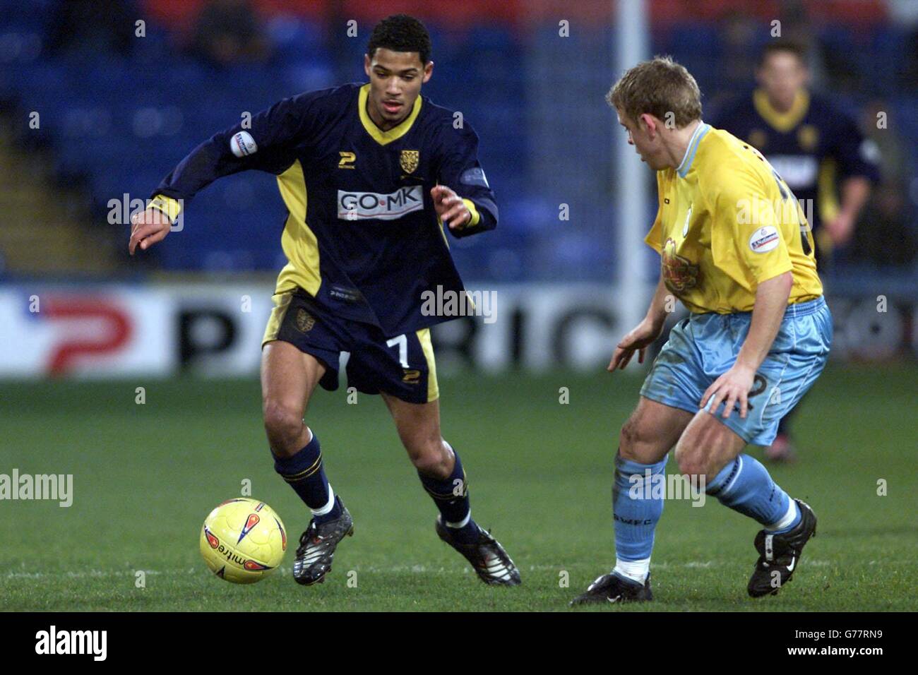 Jobi McAnuff (à gauche) de Wimbledon et Derek Geary de Sheffield Wednesday en action, lors de leur match national League Division One au stade Selhurst Park de Wimbledon, à Londres.. Banque D'Images