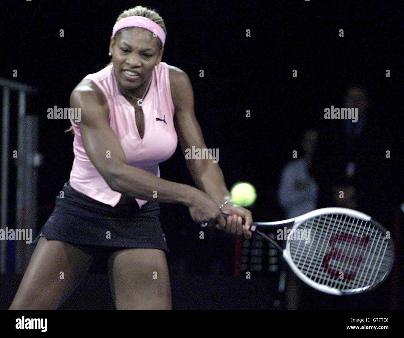 Serena Williams retourne le ballon en jouant contre Iva Mazoli le dernier jour de la coupe Collins au RDS à Dublin, Irlande. Banque D'Images