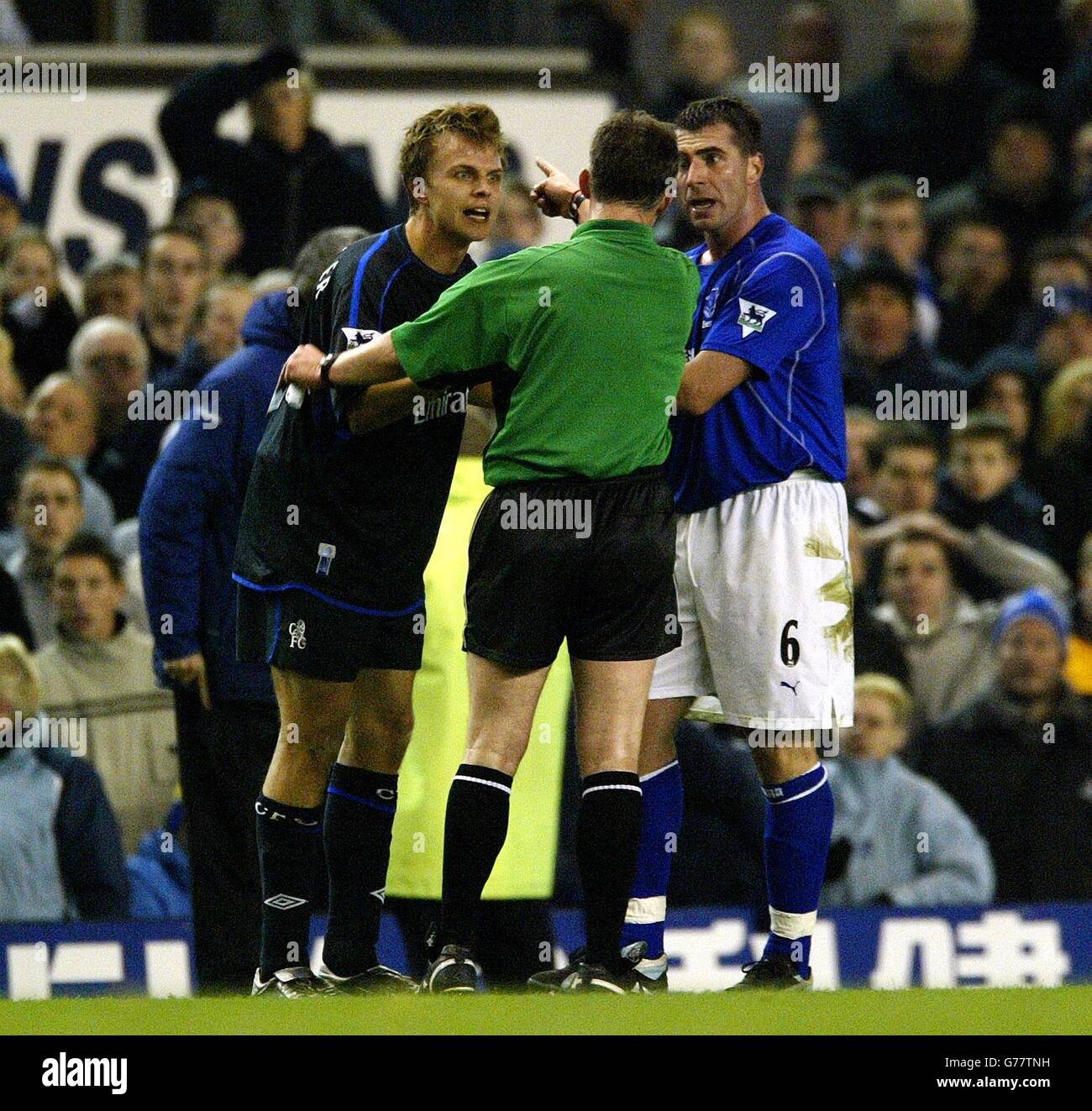 Le Jesper Gronkjaer de Chelsea (à gauche) appelle l'arbitre Eddie Wolstenholme à ne pas envoyer David Unsworth d'Everton, qui a reçu une carte rouge, pendant le match Barclaycard Premiership à Goodison Park, Liverpool. Banque D'Images