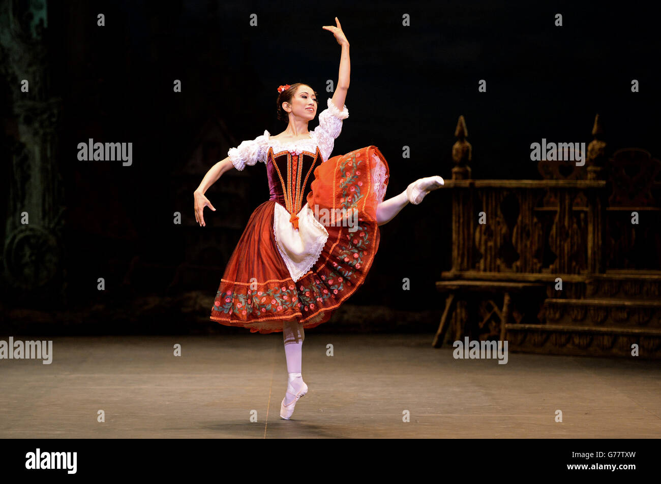 Erina Takahashi joue le rôle de Swanilda lors d'une répétition de robe pour le Coppelia du Ballet national anglais au Coliseum, Londres, qui ouvre le 23 juillet. Banque D'Images