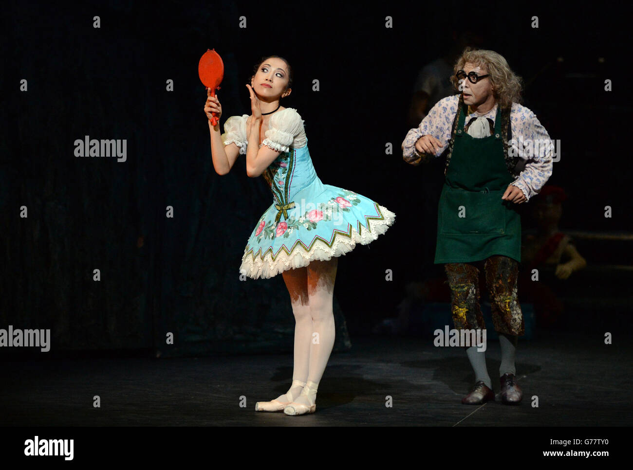 Erina Takahashi joue le rôle de Swanilda et Daniel Kraus joue le rôle de Dr Coppelius lors d'une répétition de robe pour le Coppelia du Ballet national anglais au Colisée, Londres, qui ouvre le 23 juillet. Banque D'Images