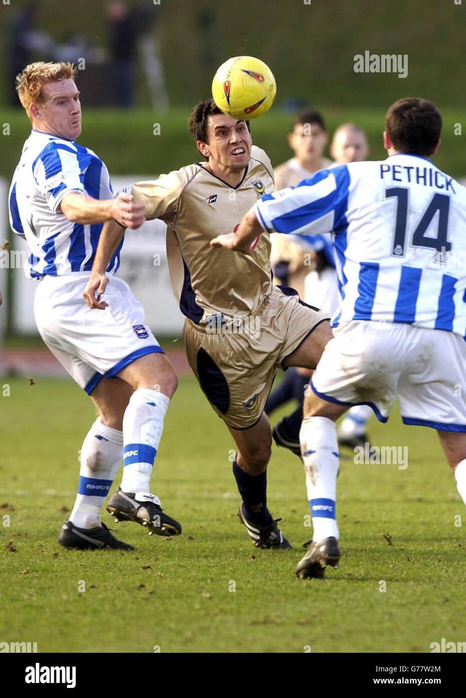 Svetoslav Todorov de Portsmouth tente de passer devant Kerry Mayo (L) et Robbie Pethick de Brighton lors de leur match de la division 1 nationale au Withdean Stadium de Brighton. PAS D'UTILISATION DU SITE WEB DU CLUB OFFICIEUX. Banque D'Images