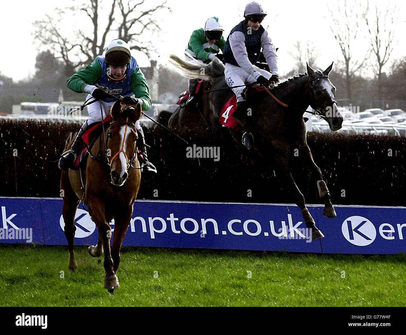 Stormez, monté par Tom Scudamore (à gauche), bat Andrew Thornton sur le No 4 High Cotton pour gagner le Sunbury novices Steeple Chase à Kempton Park, Surrey. Banque D'Images