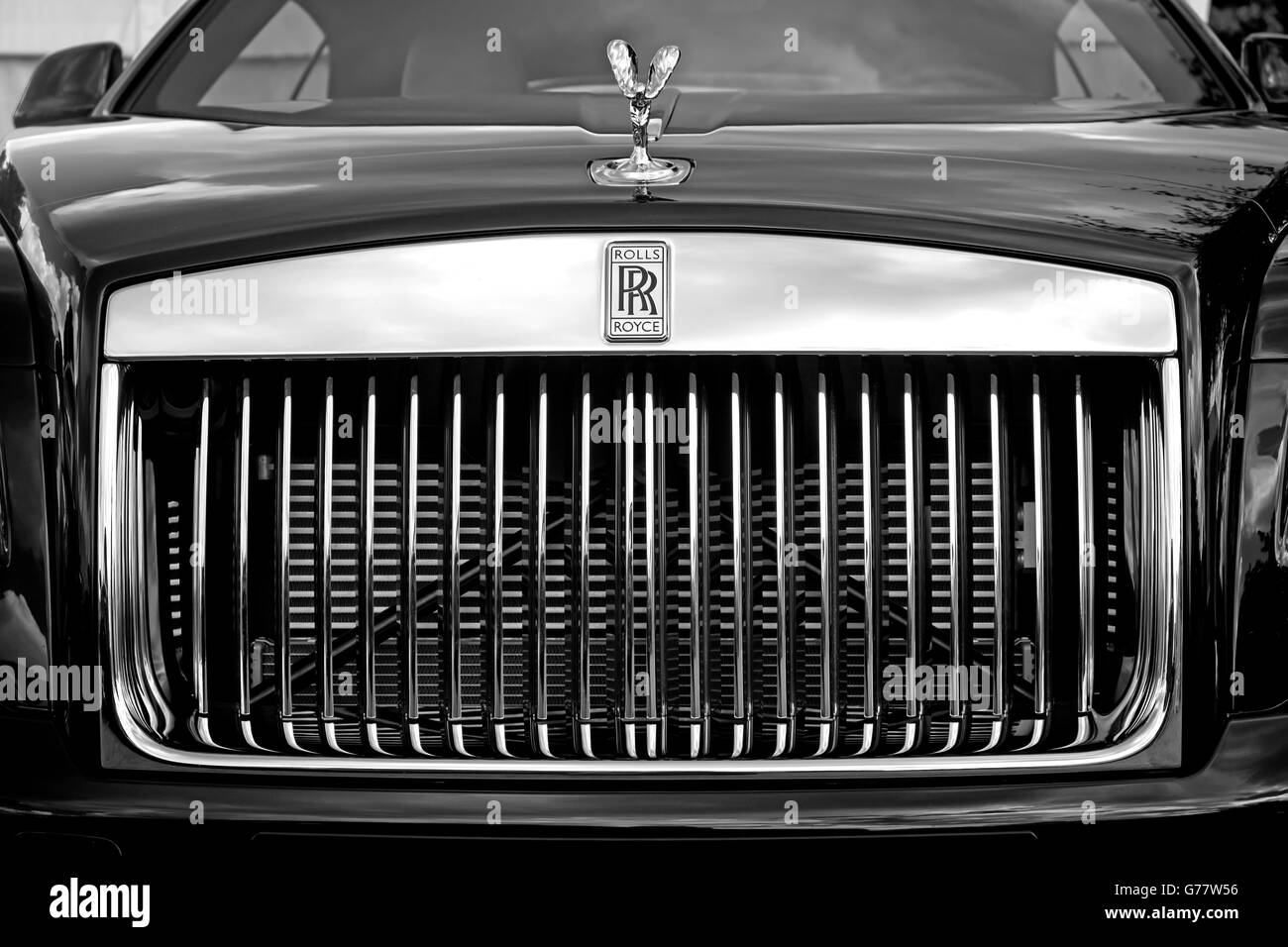 Vue frontale d'un Rolls Royce Wraith en noir et blanc Banque D'Images