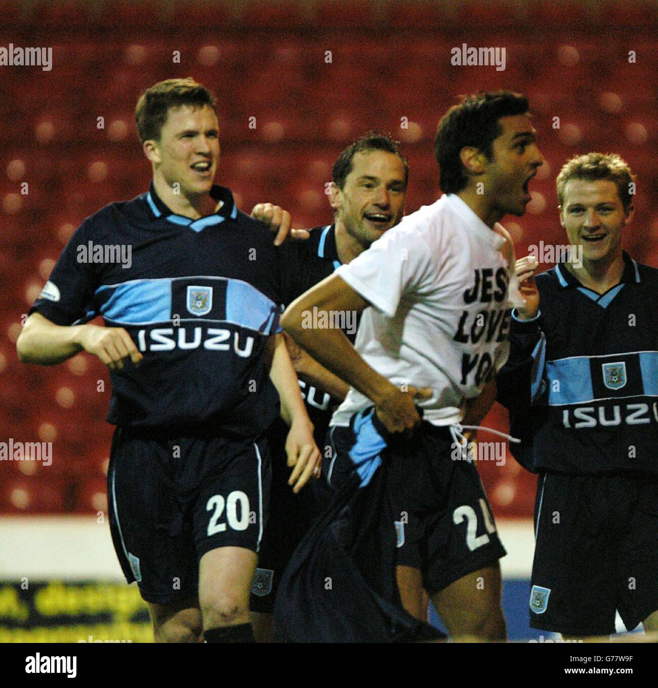 Juan Sara, de Coventry, avec un t-shirt disant « Jesus Loves You », se tourne pour célébrer son égaliseur de dernière minute contre la forêt de Nottingham lors de leur match de la division 1 nationale au City Ground.Note finale 1-1.. Banque D'Images