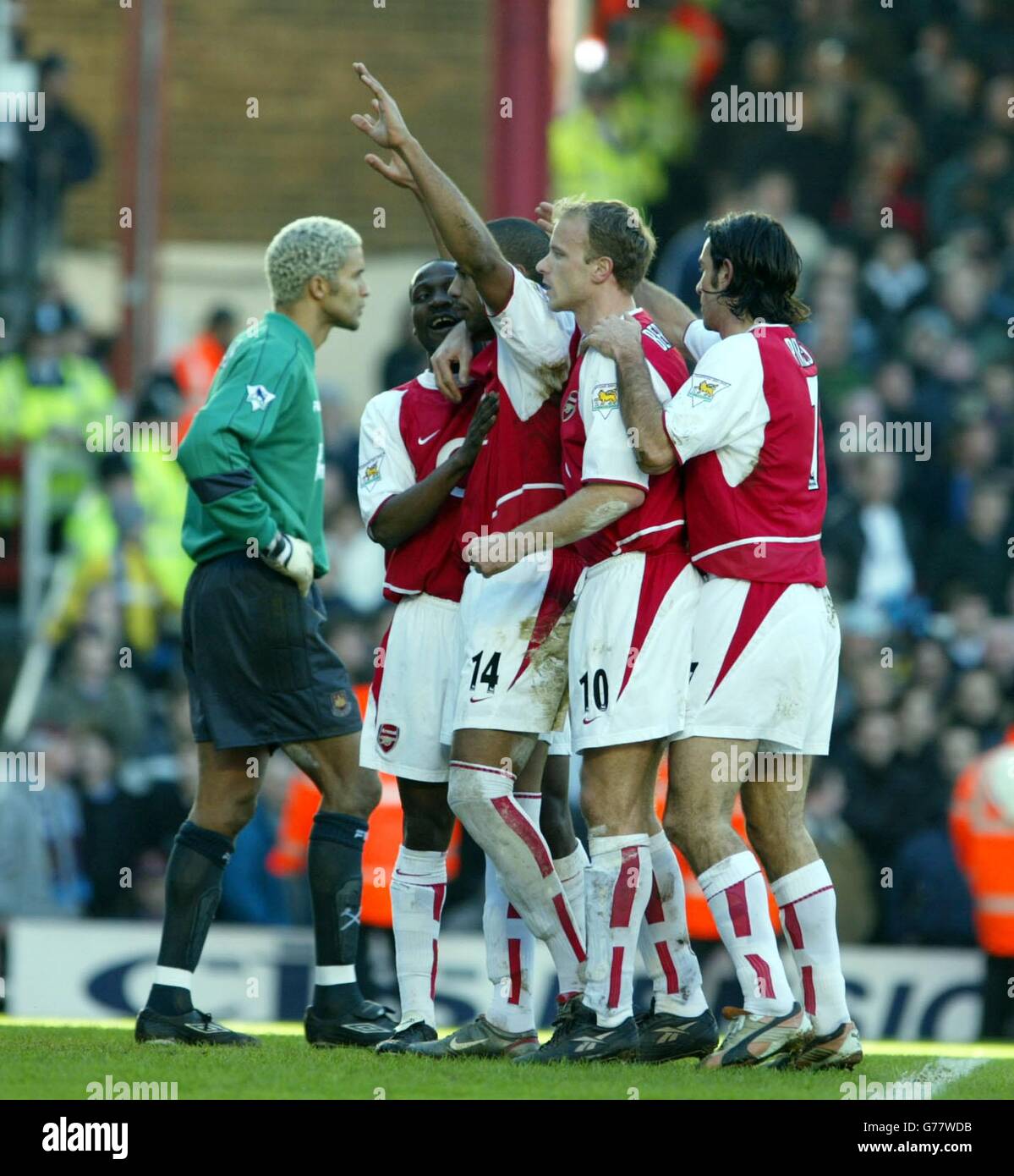 Thierry Henry d'Arsenal (armes levées) après avoir fait une pénalité contre West Ham lors de leur match Barclaycard Premiership à Highbury, dans le nord de Londres. Banque D'Images