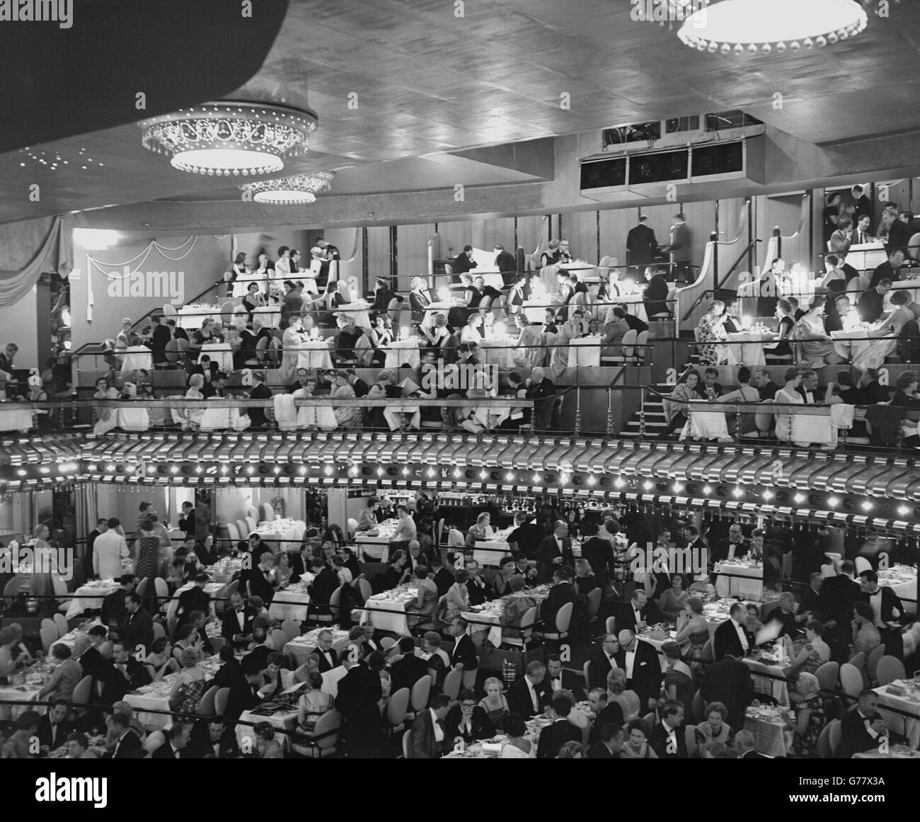 Méconnaissable comme l'ancien hippodrome de Londres est cette scène insouciante au Talk of the Town, le nouveau restaurant-théâtre qui a ouvert dans ce qui était autrefois l'hippodrome de Londres. Le nouvel ajout à la vie nocturne de Londres vise à offrir des soirées en famille avec des restaurants, des danses et des spectacles sur le sol. Banque D'Images