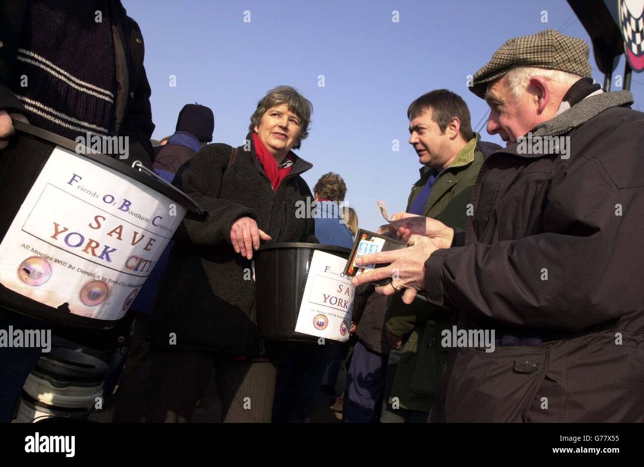 Les partisans de la ville de York collectent des dons avant leur match national de la division trois contre Bury à Bootham Crescent, York, pour essayer de garder leur club à court d'argent. Banque D'Images