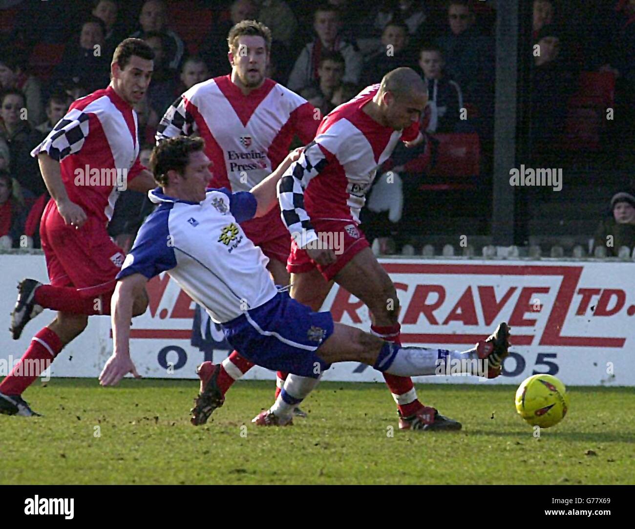 Anthony Shandran, de York (à droite), est attaqué par Colin Woodthorpe, de Bury, lors de leur match national de la division trois au Bootham Crescent Ground.. Banque D'Images