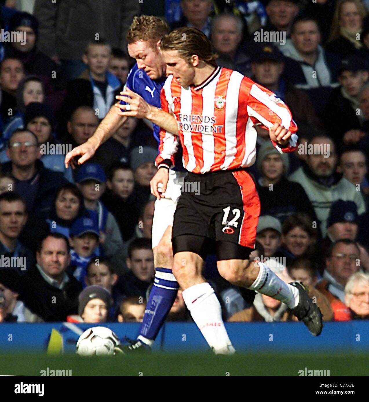 Les Anders Svensson de Southampton se portent contre Steve Watson (derrière) d'Everton pour le ballon lors de leur match de First ership de FA Barclaycard au Goodison Park Ground d'Everton à Liverpool. Everton défait Southampton 2-1. Banque D'Images